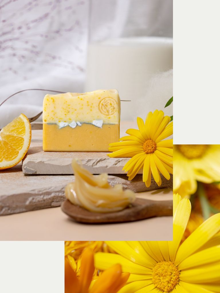 Die Schapwasch Seife, umgeben von Blumen.